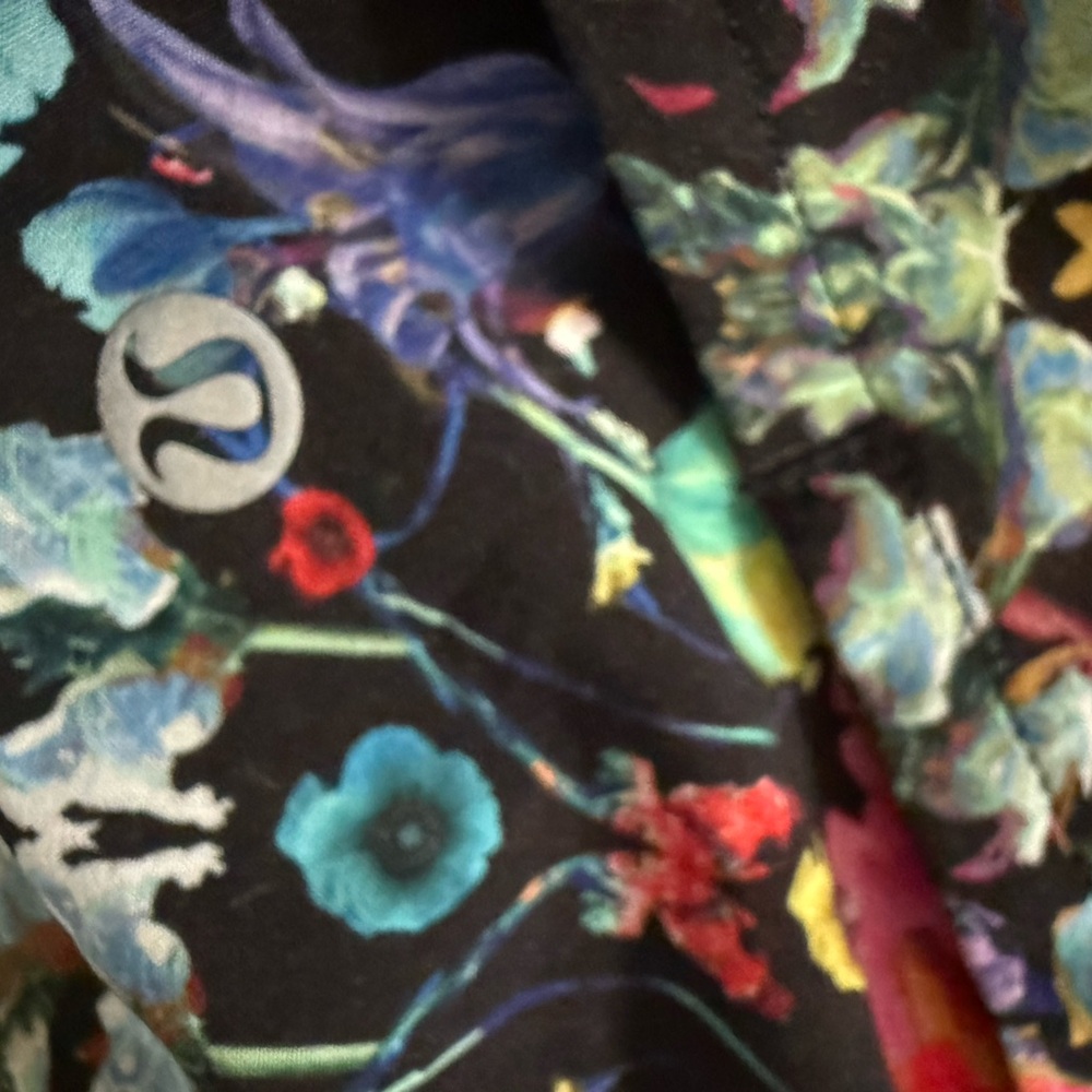 Like New Lululemon Floral Speed Shorts Size 6 - Picture 5 of 5